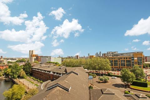 undefined, Clippers Quay, Abito, M50