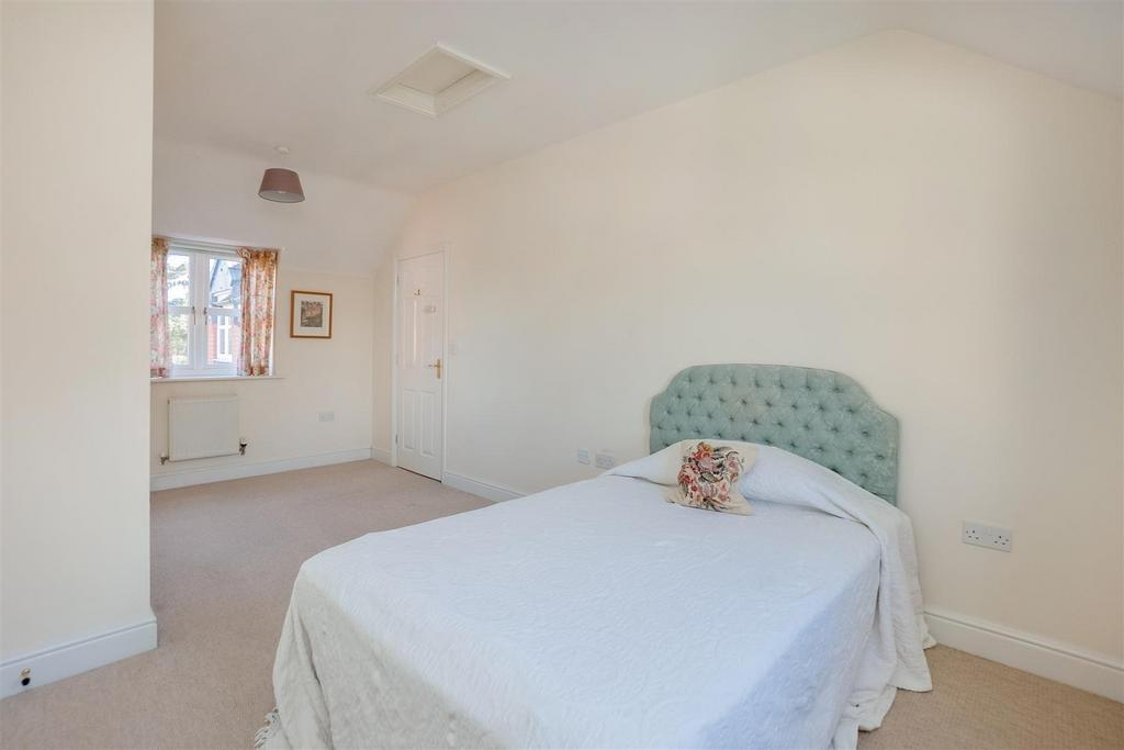 15 Clark Close 2201-14.jpg