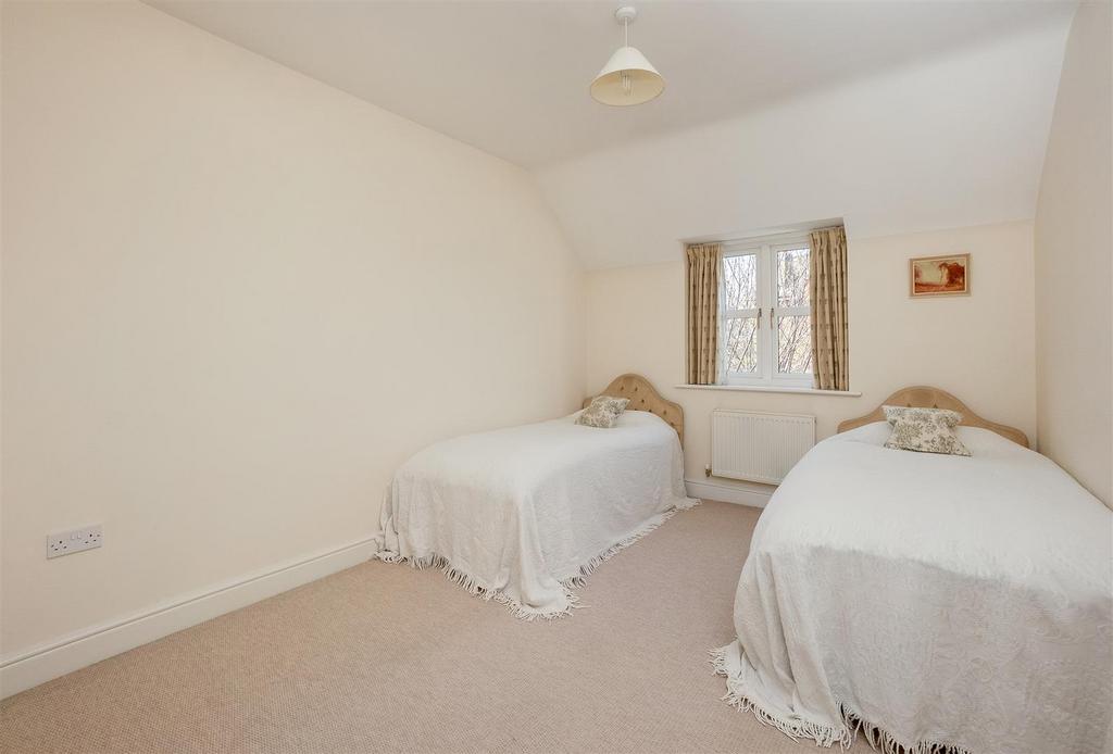 15 Clark Close 2201-17.jpg