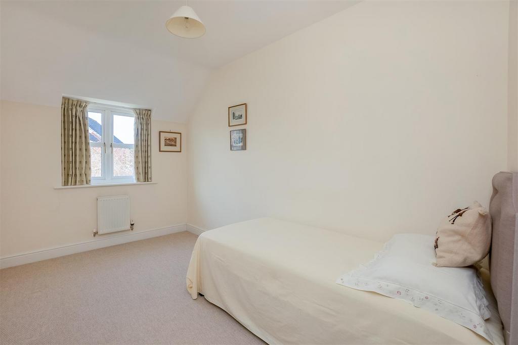 15 Clark Close 2201-19.jpg
