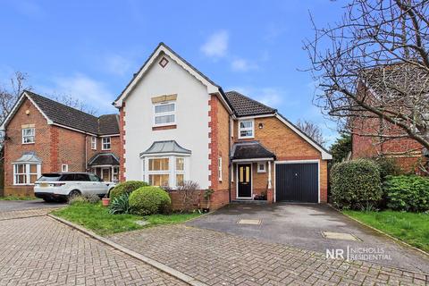 4 bedroom detached house for sale, Lofthouse Place, Chessington, Surrey. KT9