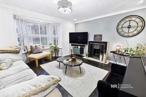 4 bedroom detached house for sale, Lofthouse Place, Chessington, Surrey. KT9