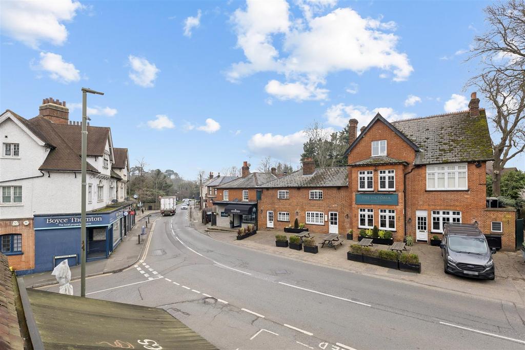 104902 3 High Street Oxshott(22).jpg