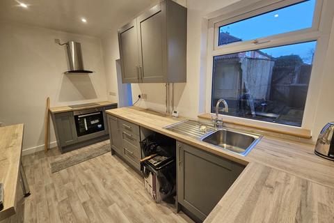 2 bedroom terraced house to rent, Atherton Road, Wigan, WN2
