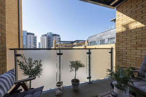 2 bedroom flat to rent, Knightley Walk, London, SW18