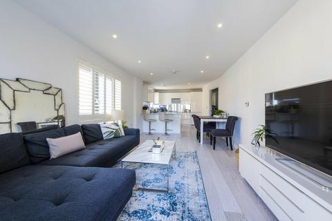 2 bedroom flat to rent, Knightley Walk, London, SW18