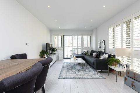 2 bedroom flat to rent, Knightley Walk, London, SW18