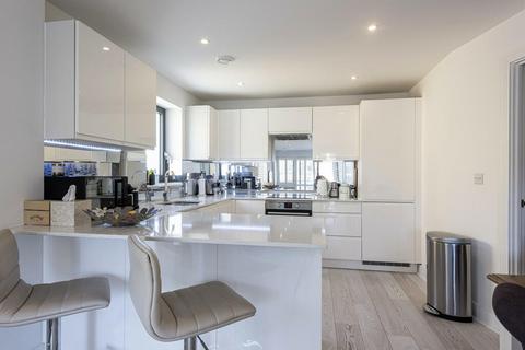 2 bedroom flat to rent, Knightley Walk, London, SW18