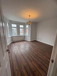 2 bedroom flat to rent, CASTLETON ROAD, IG3