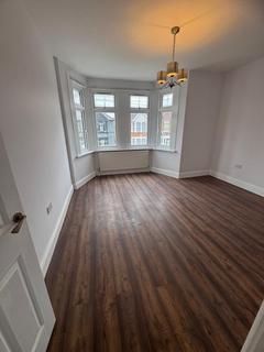 2 bedroom flat to rent, CASTLETON ROAD, IG3