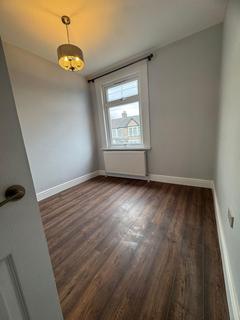 2 bedroom flat to rent, CASTLETON ROAD, IG3