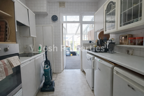3 bedroom terraced house to rent, Devonshire Road, Ilford IG2