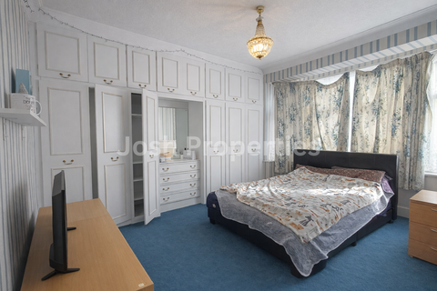 3 bedroom terraced house to rent, Devonshire Road, Ilford IG2