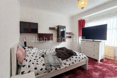 3 bedroom terraced house to rent, Devonshire Road, Ilford IG2