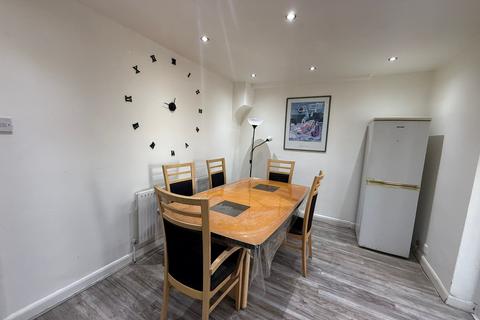 undefined, Fir Tree Road, Hounslow TW4