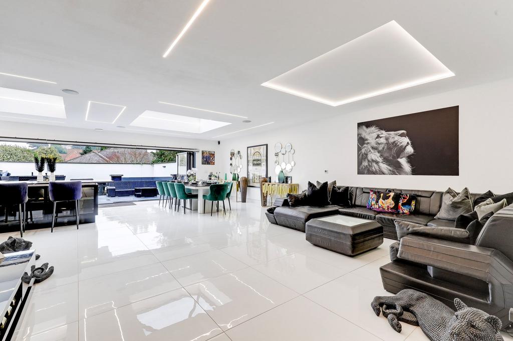 Kitchen, Lounge &amp; Dining Area