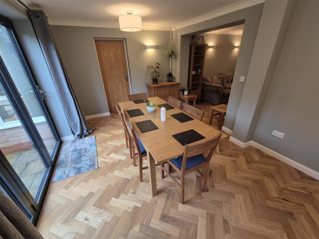 11 - dining room 3.jpg