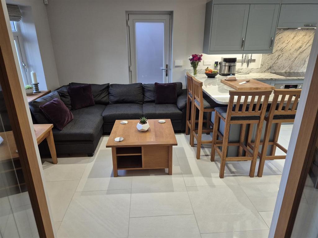 12 - kitchen 1.jpg