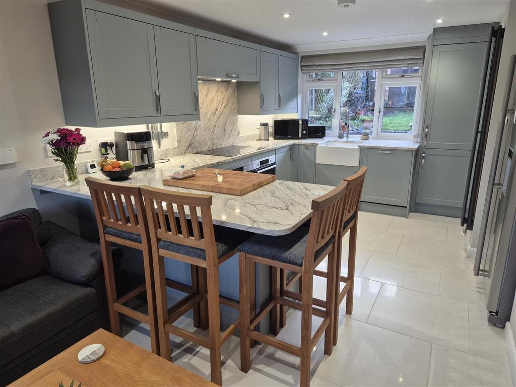 13 - kitchen 2.jpg