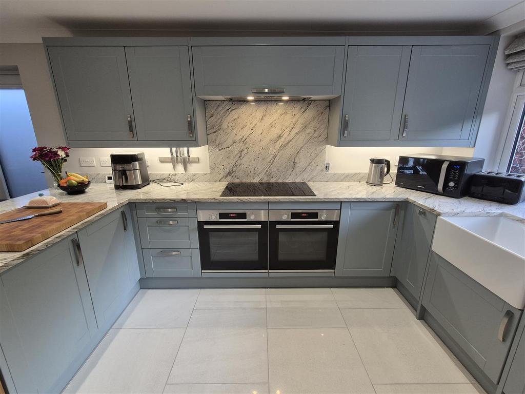 14 - kitchen 3.jpg