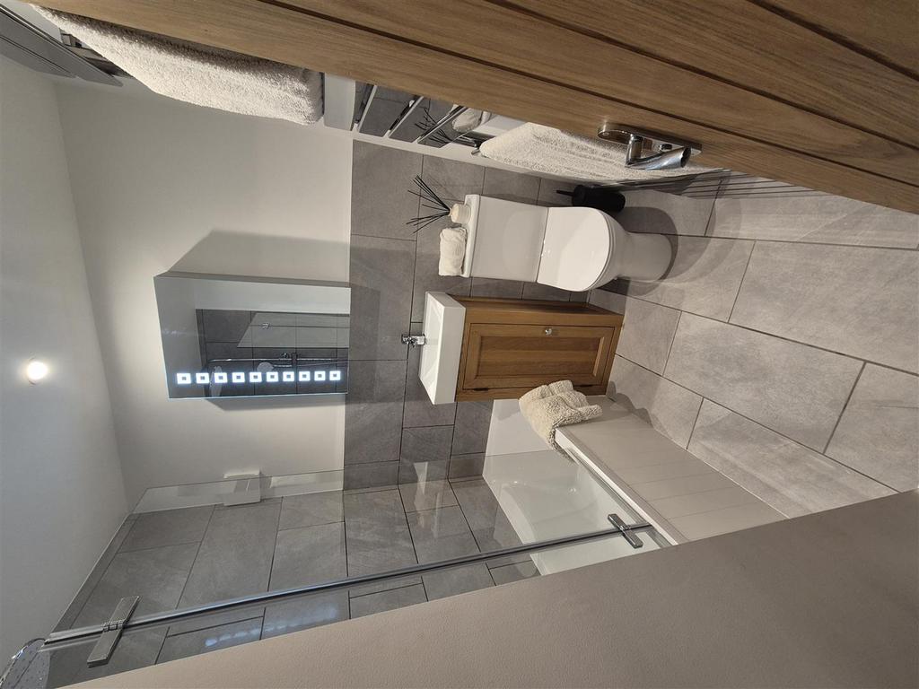 19 - main bathroom.jpg
