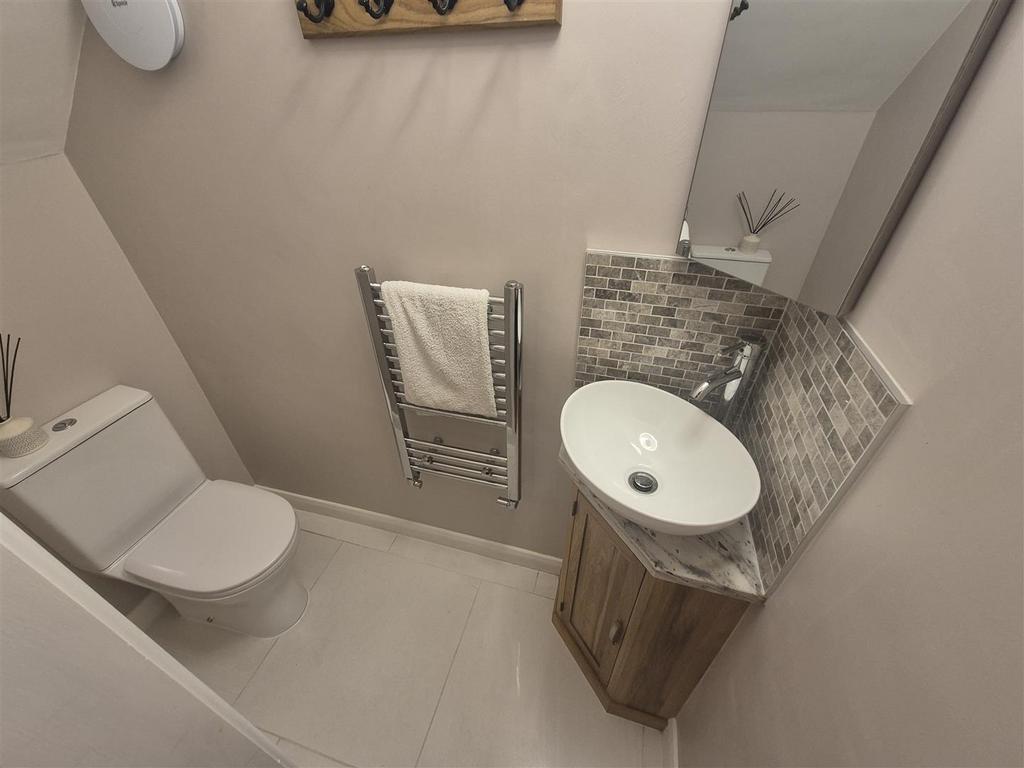05 - Downstairs wc.jpg