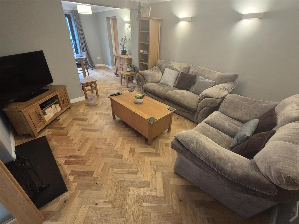 06 - living room 1.jpg