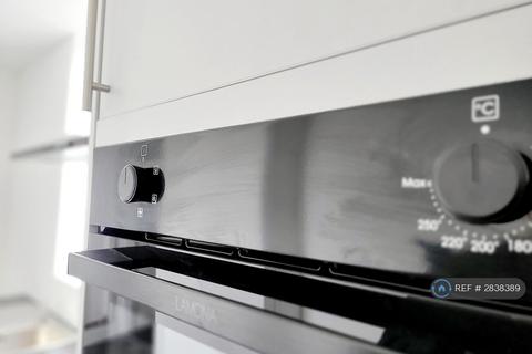 2 bedroom flat to rent, Irlam, Manchester, M44