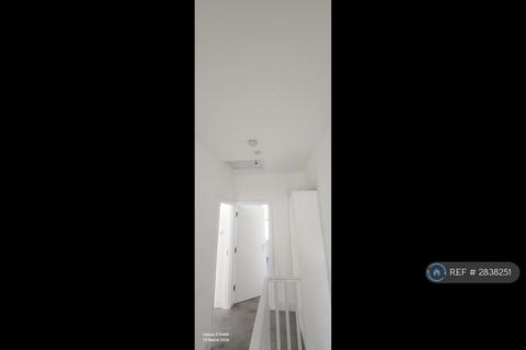 4 bedroom terraced house to rent, Dersingham Avenue, London, E12