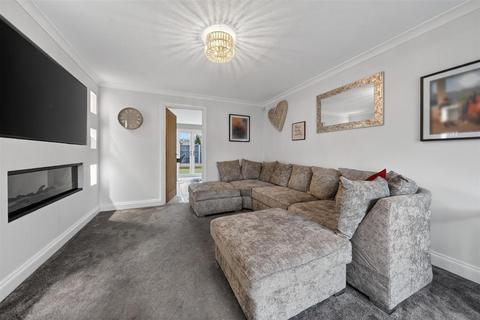 4 bedroom detached house for sale, Chaffinch Drive, Kidderminster