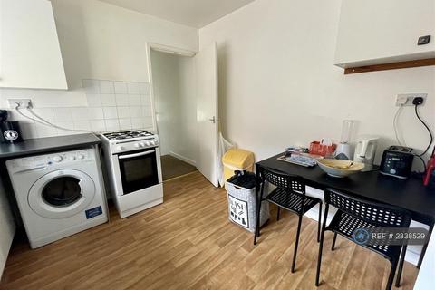 3 bedroom flat to rent, Malcolm Street, Newcastle Upon Tyne, NE6