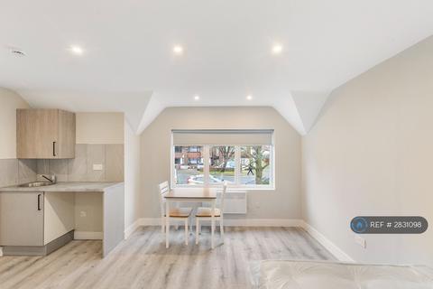 Studio to rent, Yeading Lane, Hayes, UB4