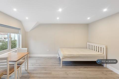 Studio to rent, Yeading Lane, Hayes, UB4