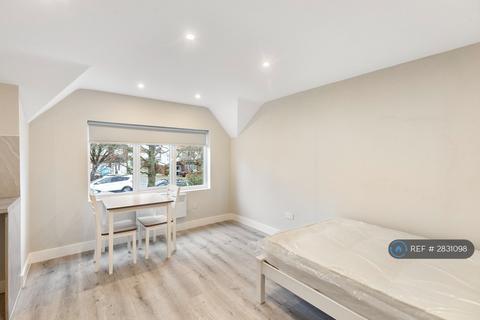 Studio to rent, Yeading Lane, Hayes, UB4