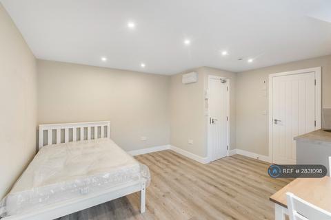 Studio to rent, Yeading Lane, Hayes, UB4