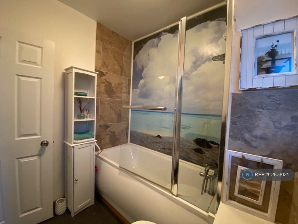 Bathroom Before The Photo On The Wall Was Removed