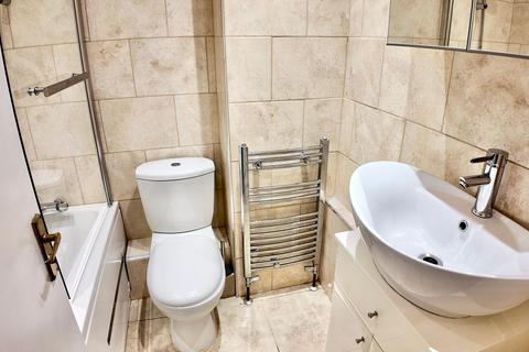 undefined, Clos Llyswen, Penpedairheol, CF82