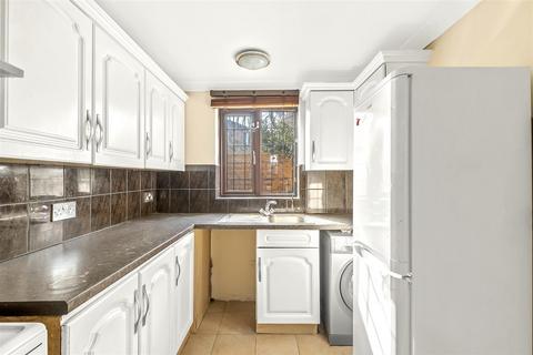 4 bedroom house to rent, Aldington Close, Dagenham