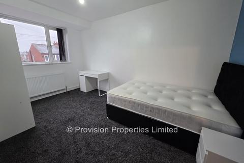 3 bedroom terraced house to rent, Park View Avenue, Burley LS4