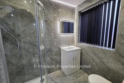 3 bedroom terraced house to rent, Park View Avenue, Burley LS4