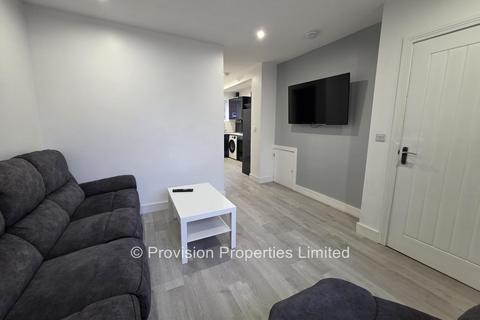3 bedroom terraced house to rent, Park View Avenue, Burley LS4