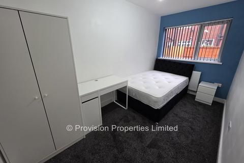 3 bedroom terraced house to rent, Park View Avenue, Burley LS4