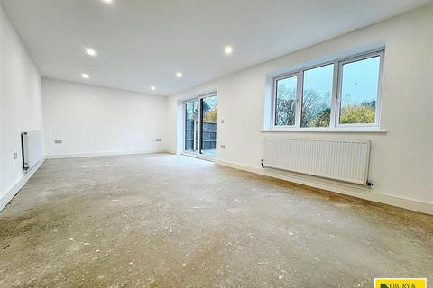 5 bedroom detached house for sale, Meadow Close, Leek