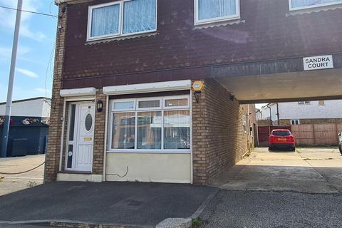 2 bedroom flat to rent, High Street, Lower Stoke