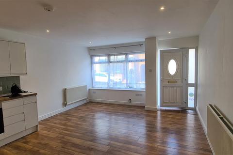 2 bedroom flat to rent, High Street, Lower Stoke