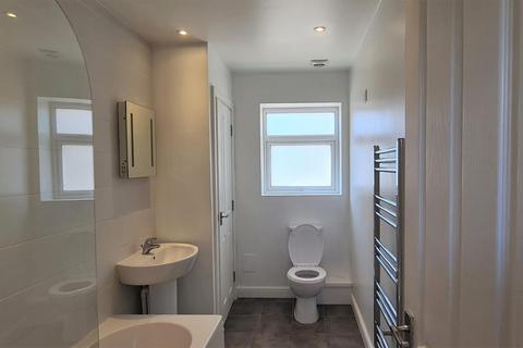 2 bedroom flat to rent, High Street, Lower Stoke