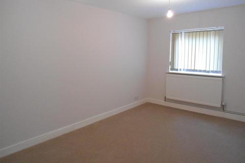 2 bedroom flat to rent, High Street, Lower Stoke