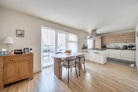 2 bedroom apartment for sale, Queen Mary Avenue, London