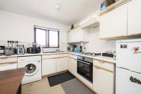 2 bedroom flat for sale, Magpie Close, London NW9
