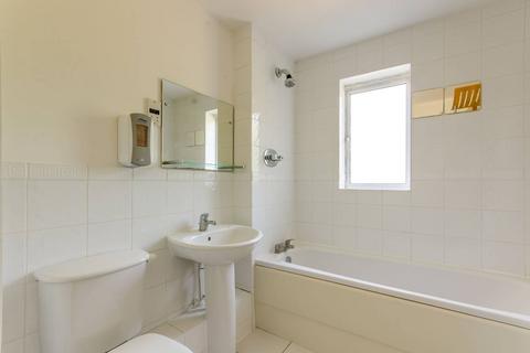 2 bedroom flat to rent, Sparkford Gardens, Friern Barnet, London, N11